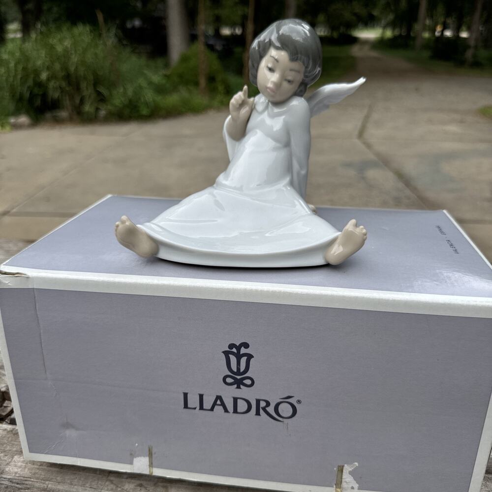 Vintage LLADRO 4962 Angel Wondering Porcelain Figurine w/ Box